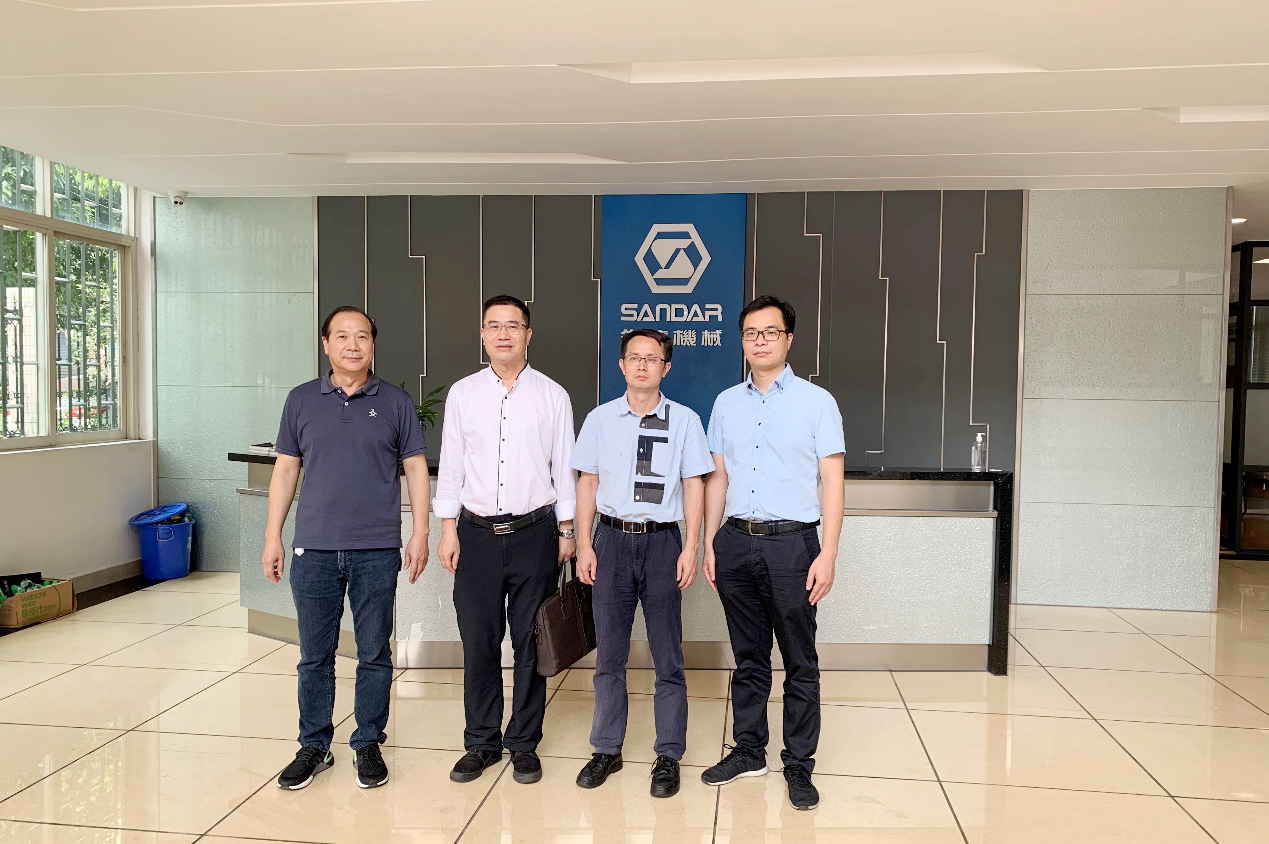 熱烈歡迎省人大代表、省工信廳領(lǐng)導(dǎo)蒞臨先達(dá)數(shù)控機(jī)械參觀調(diào)研！